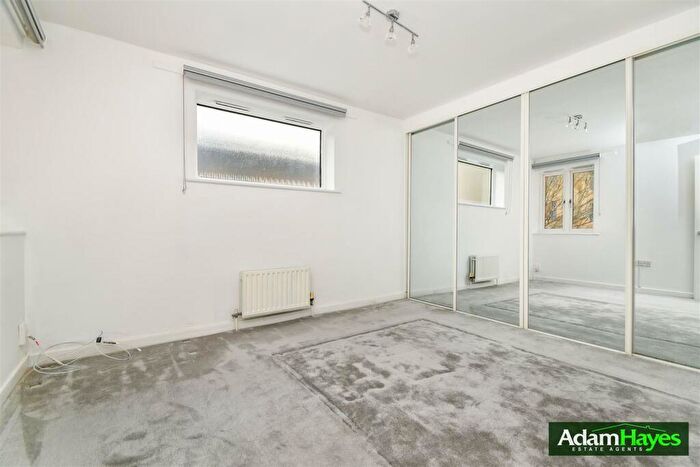 2 Bedroom Apartment To Rent In Holden Road, Woodside Park, N12