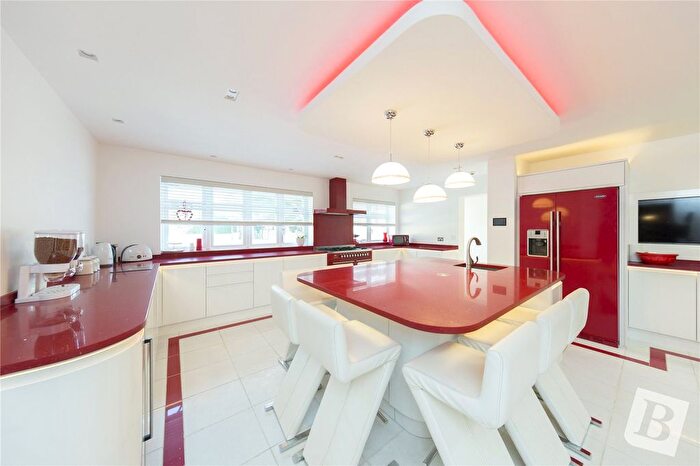 6 Bedroom Detached House For Sale In Poole Road, Hornchurch, RM11