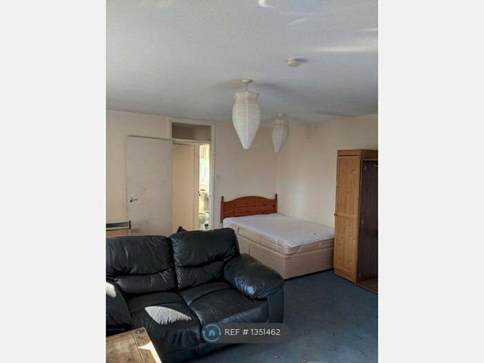 Studio To Rent In Brittain Court, Sandhurst, GU47