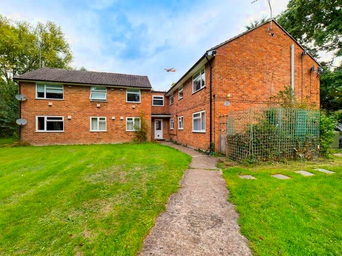 2 Bedroom Flat To Rent In Green Lane, Shipley Bridge, Horley, RH6