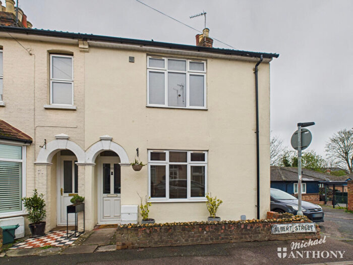 3 Bedroom End Of Terrace House For Sale In Albert Street, Aylesbury, HP20