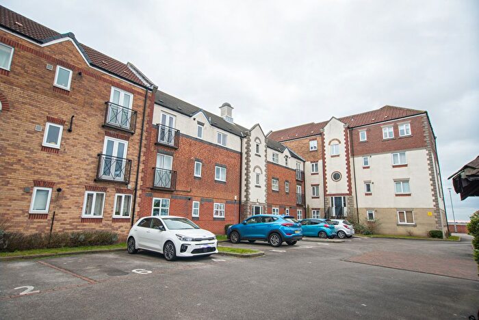 2 Bedroom Flat To Rent In Axholme Court, Hull, HU9