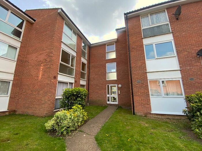 2 Bedroom Flat To Rent In Trotwood, Chigwell, Essex, IG7