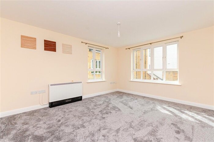 2 Bedroom Flat For Sale In Waterside, Gravesend, Kent, DA11