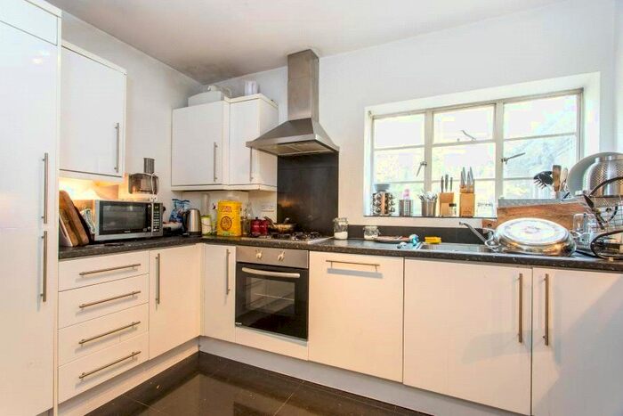 3 Bedroom Flat To Rent In Brookland Rise, London, NW11