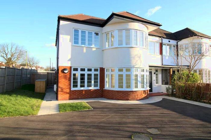 2 Bedroom Flat To Rent In Strafford Gate, Potters Bar, EN6
