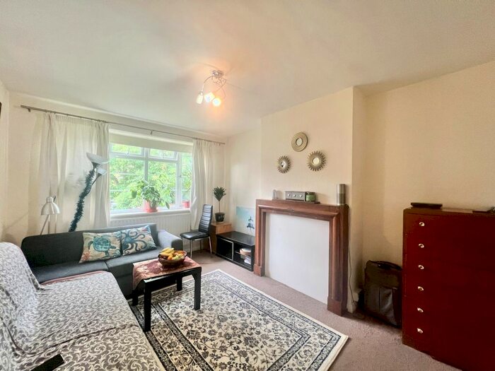 2 Bedroom Flat To Rent In Cardrew Court, Friern Park, London, N12