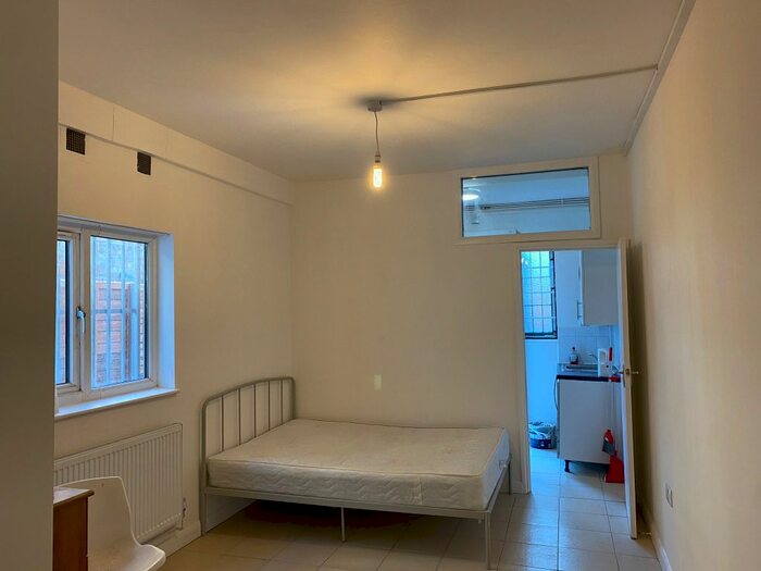 Studio To Rent In Westbury Avenue, Turnpike Lane, London, N22