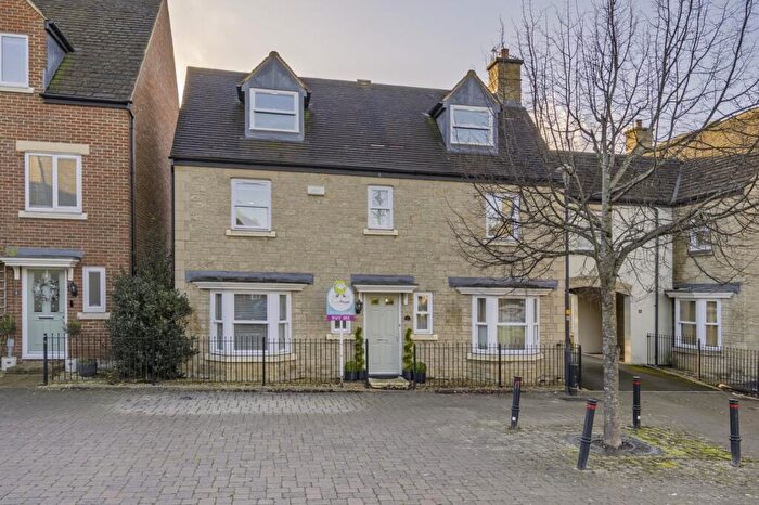 4 Bedroom Detached House For Sale In Ironstone Close, Swindon, SN25