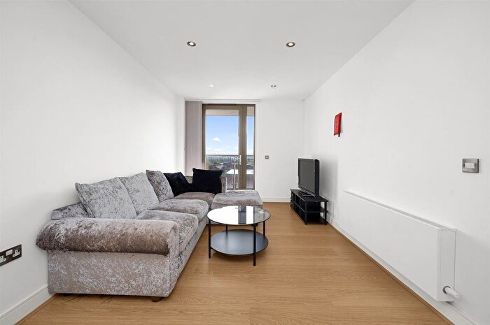 1 Bedroom Flat To Rent In Gateway House, Regent`S Park Road, N3