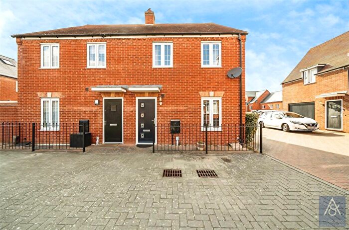 3 Bedroom Semi-Detached House For Sale In Turnside Street, Buckingham, Buckinghamshire, MK18