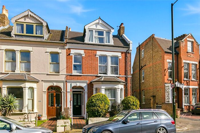 1 Bedroom Flat For Sale In Sandycombe Road, First Floor Flat, Kew, Surrey, TW9
