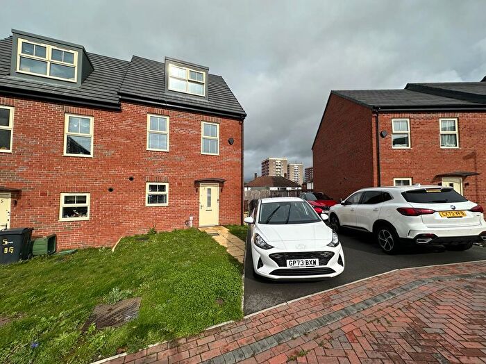 4 Bedroom Semi-Detached House To Rent In Byland Grange, Leeds, LS14