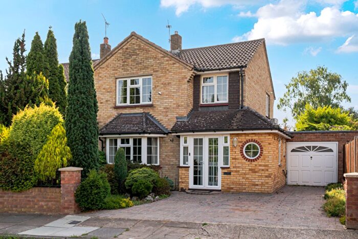 3 Bedroom Detached House For Sale In Rosewood Drive, Shepperton, TW17
