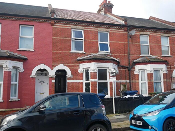 3 Bedroom Terraced House For Sale In Ravenshurst Avenue, Hendon, London, NW4
