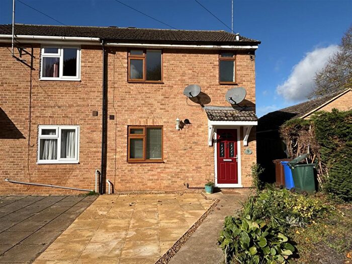 3 Bedroom End Terrace House To Rent In Maple Close, Banbury, OX16