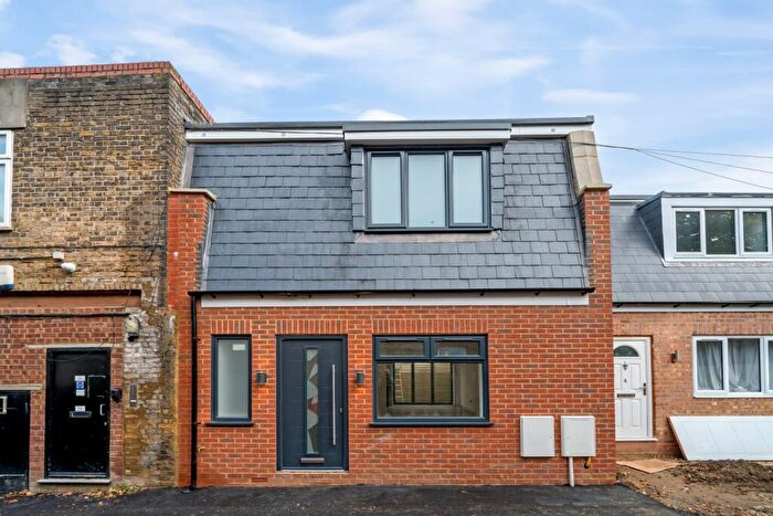 2 Bedroom Flat To Rent In Inchmery Road London, SE6