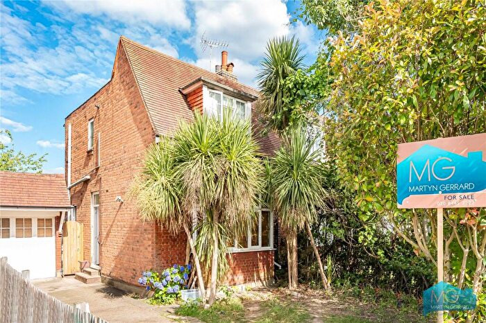 3 Bedroom Semi-Detached House For Sale In Petworth Road, London, N12