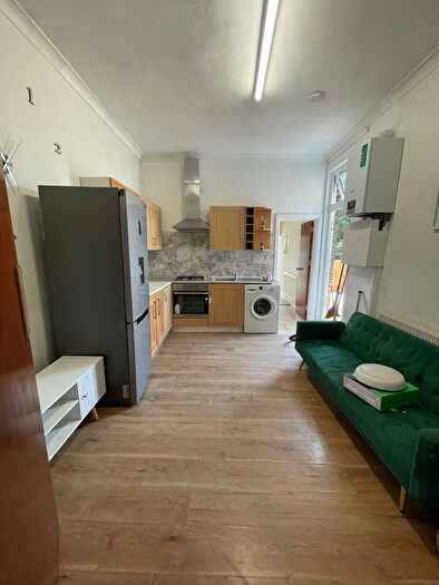 3 Bedroom Flat To Rent In Aldborough Road South, Ilford, Essex, IG3