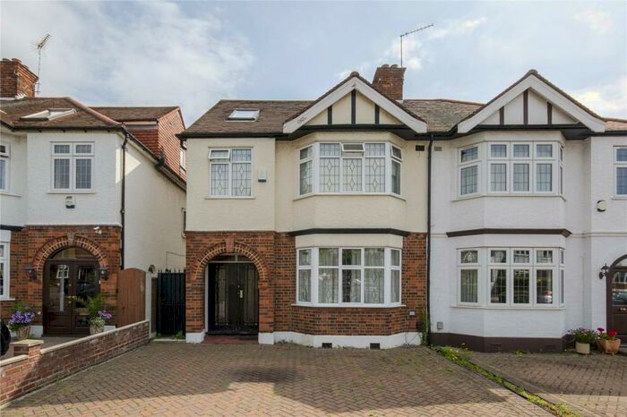4 Bedroom Semi-Detached House To Rent In South View Drive, London, E18