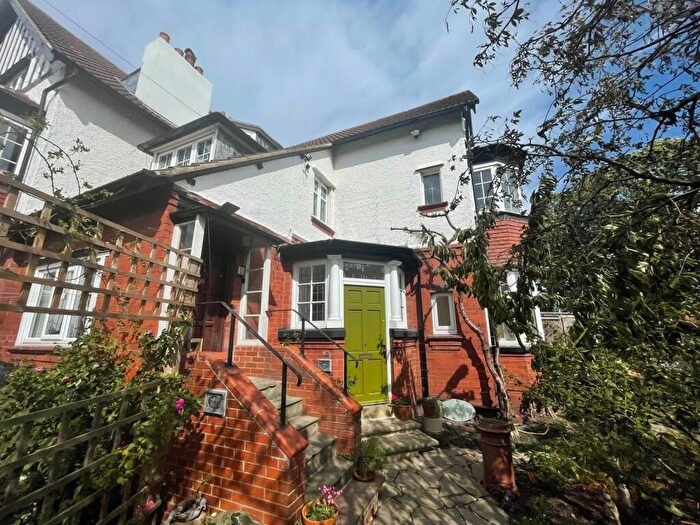 3 Bedroom Flat To Rent In West Park Drive, West Park, Leeds, LS16