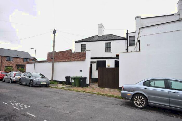 2 Bedroom Flat To Rent In Percy Road, Exeter, EX2