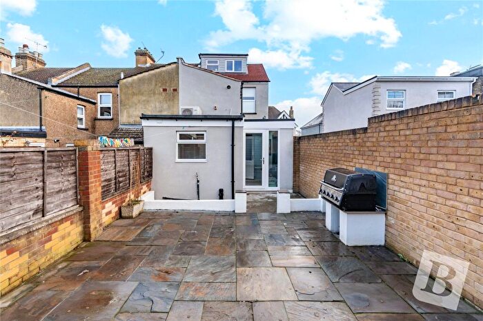 4 Bedroom End Of Terrace House For Sale In Whitehill Road, Gravesend, Kent, DA12