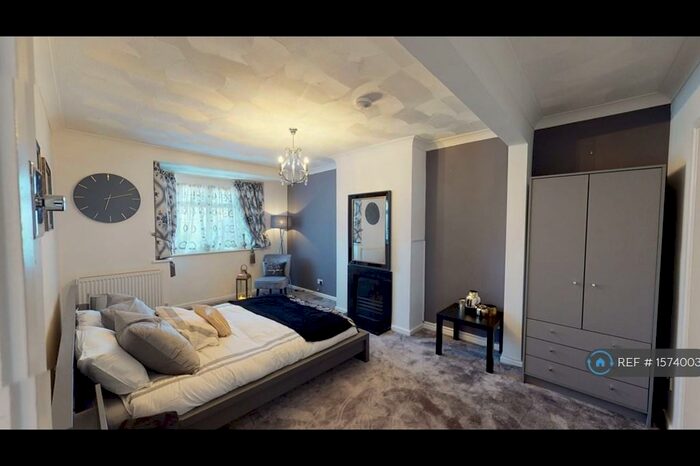 4 Bedroom Semi-Detached House To Rent In Dereham Road, Norwich, NR5