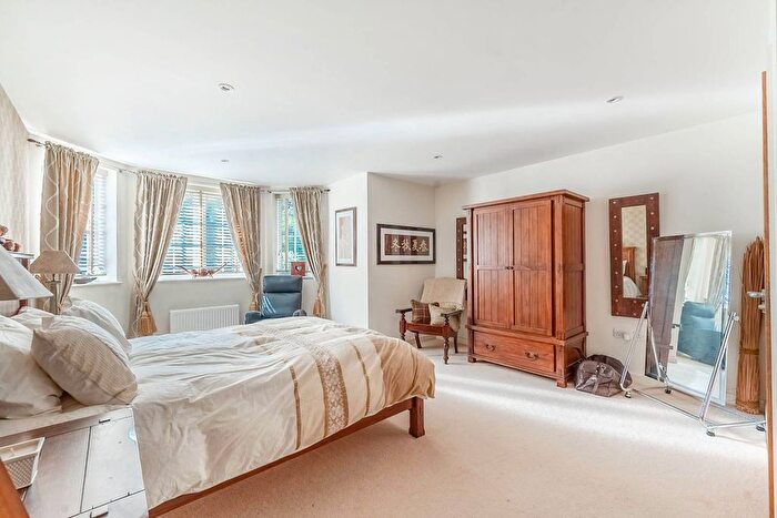 2 Bedroom Flat To Rent In The Avenue, Hatch End, Pinner, HA5