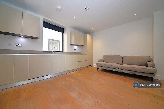 3 Bedroom Flat To Rent In Akexa House, London, N4
