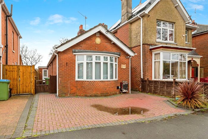 3 Bedroom Detached Bungalow For Sale In King Edward Avenue, Southampton, SO16