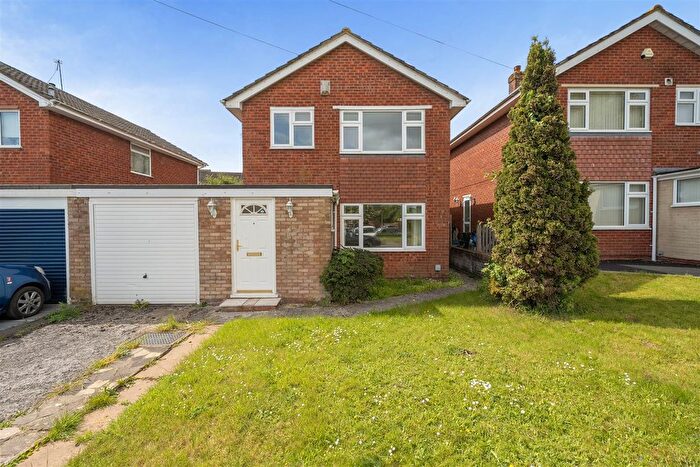 3 Bedroom Link Detached House For Sale In Walnut Close, Keynsham, Bristol, BS31