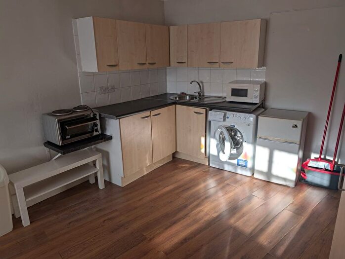 1 Bedroom Flat To Rent In Hardwicke Avenue, Hounslow, TW5