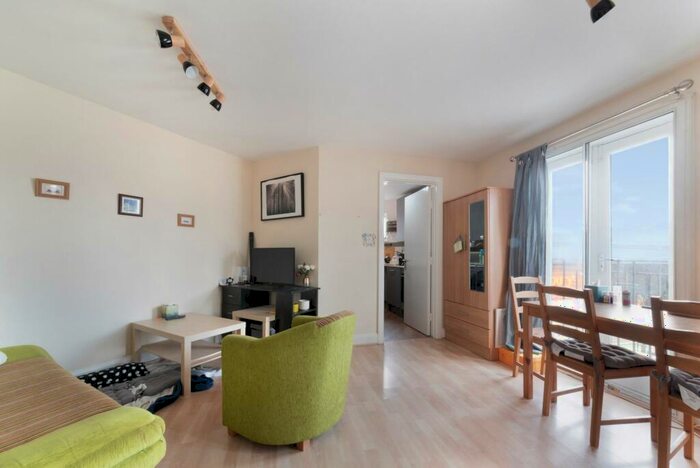 1 Bedroom Apartment To Rent In Kempton Court, Durward Street, E1