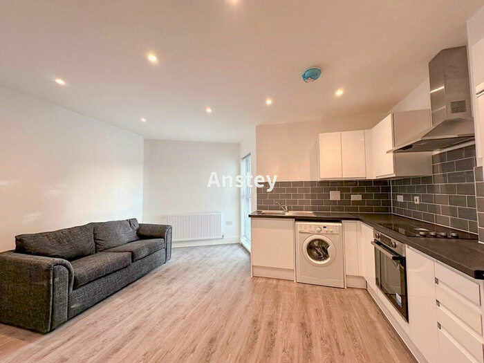 3 Bedroom Flat To Rent In Portswood Road, Southampton, SO17