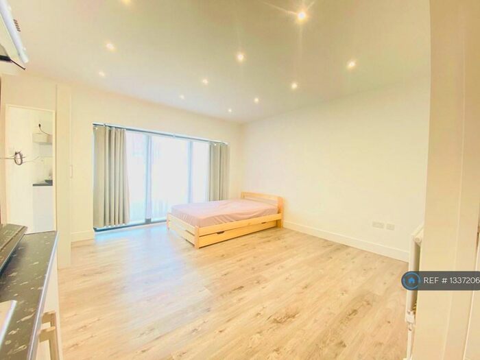 Studio To Rent In Middlesex, Pinner, HA5 - Photo 2
