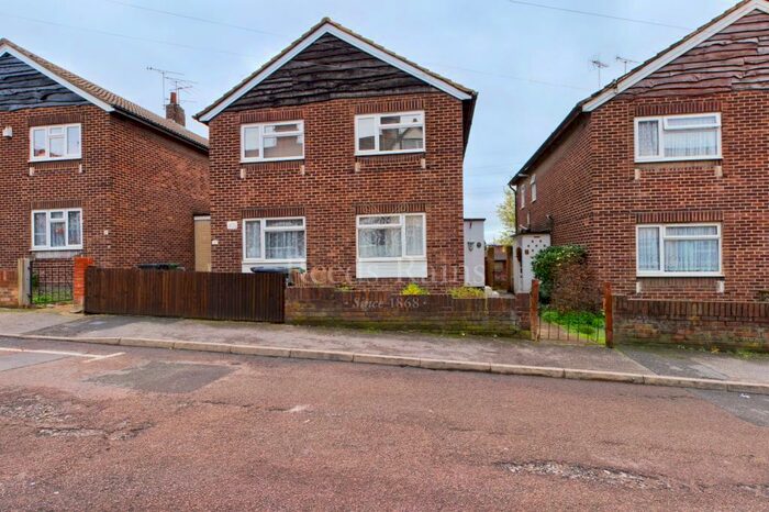 2 Bedroom Maisonette To Rent In Taunton Road, Northfleet, Gravesend, Kent, DA11