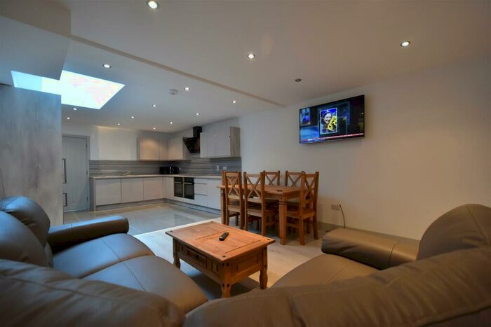 6 Bedroom Terraced House To Rent In Ensuite. &# Pppw For Group Of People. Heeley Rd, Selly Oak, B29