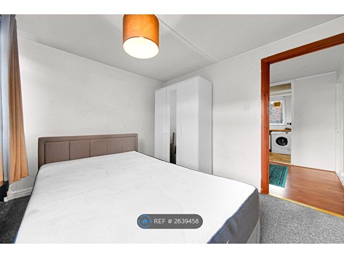 1 Bedroom Flat To Rent In Tiptree Crescent, Ilford, IG5