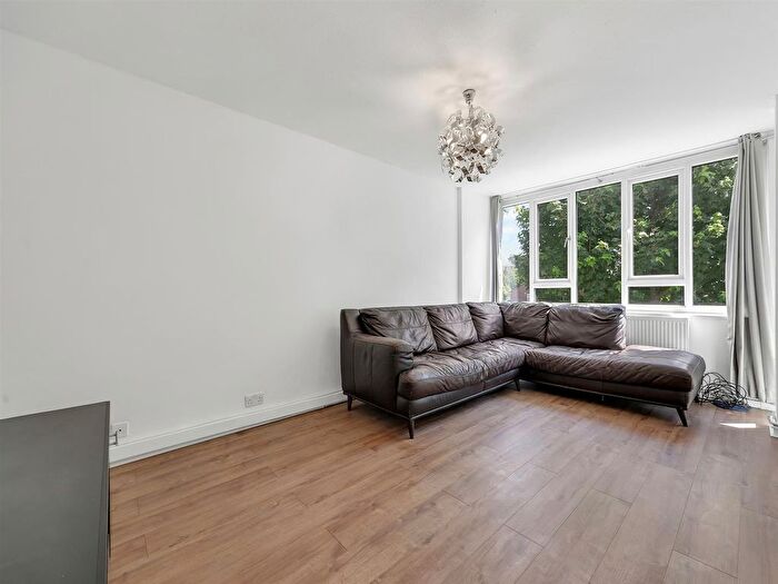 2 Bedroom Flat To Rent In Ashbourne Close, London, N12