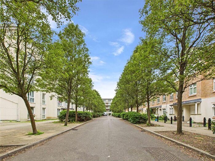 3 Bedroom Flat To Rent In Cedar House, Richmond, TW9