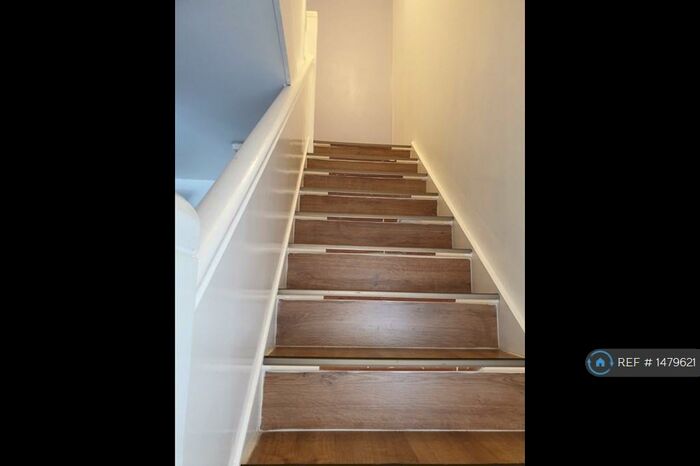 2 Bedroom Flat To Rent In Brookmans Park, Hatfield, AL9