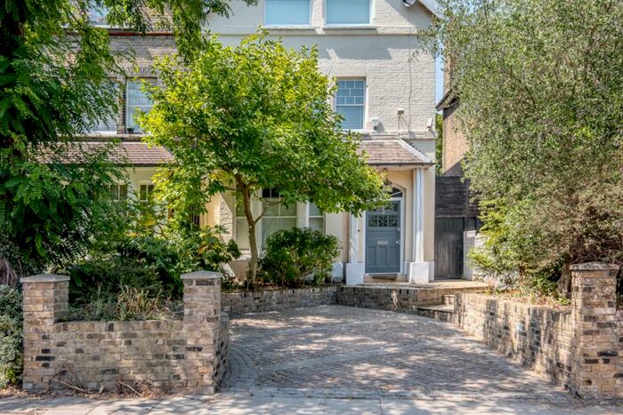 5 Bedroom Semi-Detached House To Rent In Vanbrugh Hill London, SE3