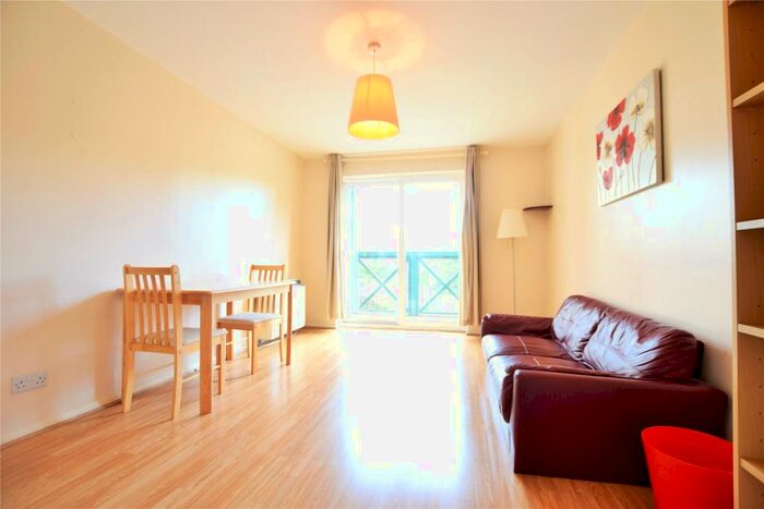 2 Bedroom Apartment To Rent In Admirals Court, Reading, Berkshire, RG1