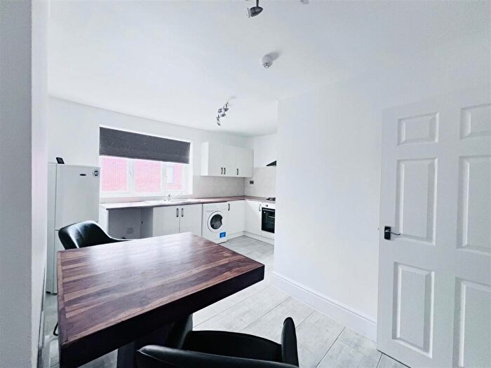 2 Bedroom Flat To Rent In Loughborough Road, West Bridgford, Nottingham, NG2