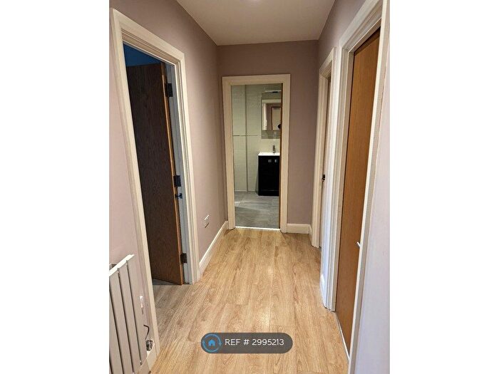 2 Bedroom Flat To Rent In Fairford Leys, Aylesbury, HP19