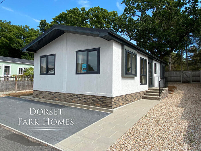 2 Bedroom Park Home For Sale In The Avenue, Oaktree Park, St. Leonards, Ringwood, Hampshire, BH24