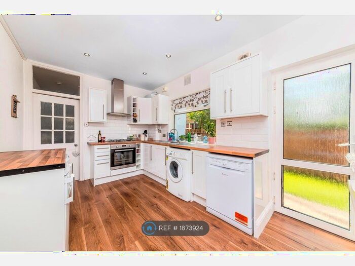 3 Bedroom Flat To Rent In Ravensbury Avenue, Morden, SM4