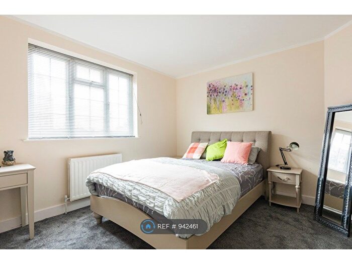 2 Bedroom Flat To Rent In Uxbridge Road, London, W3