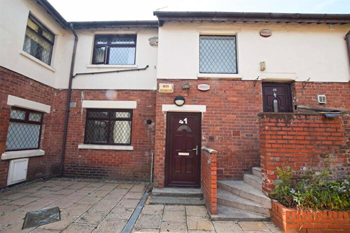1 Bedroom Apartment For Sale In Wellmead Close, Cheetham Hill, Manchester, M8